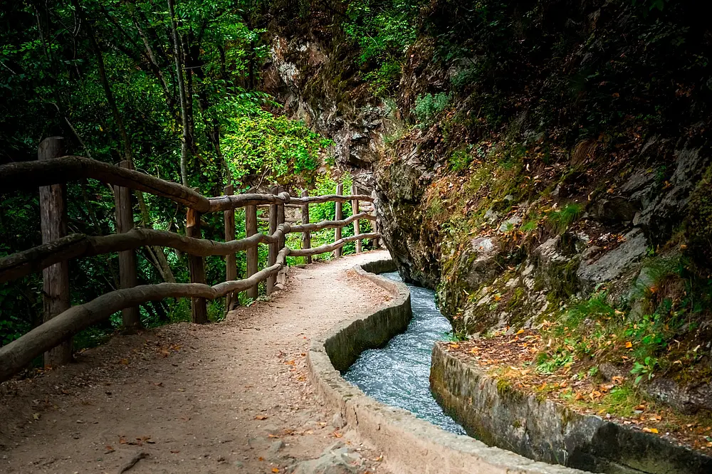 Foto: Wasserlauf am Wanderweg in Südtirol
