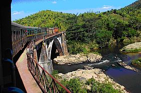 Eisenbahn mit Brücke in Madagaskar