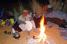 Foto: Lagerfeuer mit Beduine in der Sahara.