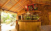 Foto: Dschungel Bar mit Schlafplatz für die Gäste am Indian River auf Dominika..