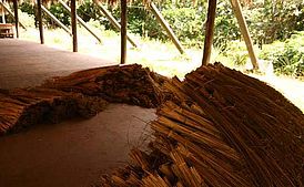 Foto: Im inneren einer nachgebauten Strohhütte der Kariben Indianer auf Dominika.