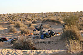 Foto: Lageraufbau in der Wüste von Tunesien