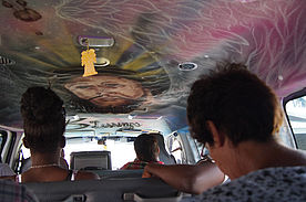 Foto: Ein bunter Bus auf Carriacou.