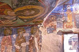 Foto: Biblische Fresken in einer der Höhlen bei Koili.