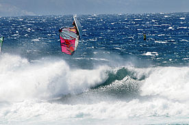 Windsurfer in den Wellen vor Maui