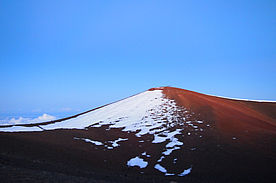Foto: Schneebedeckter Krater auf dem Mauna Kea.