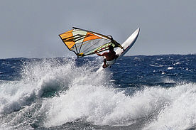 Windsurfer in den Wellen von Maui