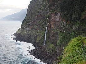 Foto: Küstenwasserfall bei Seixal auf Madeira