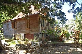 Foto: Seychellen - kleines Wohnhaus auf La Digue,