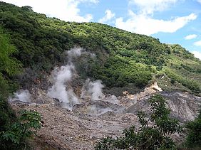 Foto: Der aktive Vulkan Mount Soufrière auf St.Lucia