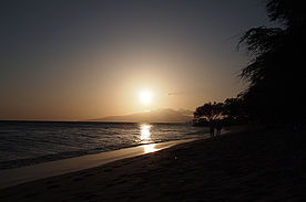 Foto: Strand an Mauis Westküste bei Sonnenuntergang.