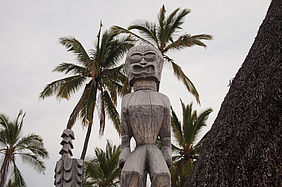 Foto: Indianischer Totem im Pu'uhonua o Honaunau Nationalpark auf Big Island Hawaii.