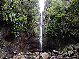 Foto: Wasserfall in Rabacal auf Madeira