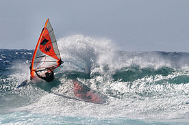 4 Fotos: Windsurfer in den Wellen von Maui.