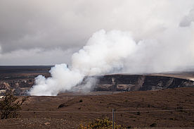 Foto: Rauchsäule des Halemaumau im Kilauea Krater.