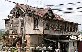 Foto: Historisches Haus an der Burnett Street in Scarborough - Tobago.