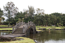 Foto: Japanische Brücke im Liliuokalani Gardens auf Big Island - Hilo.