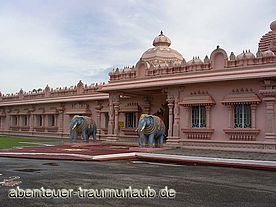 Foto: Der Hindu Tempel bei Chaguanas von außen.