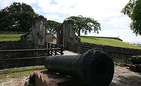 Foto: Kanonenplatz des Fort Fleur d'Epée auf Guadeloupe.