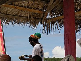 Foto: Rasta Man bei Kokosnuss öffnen
