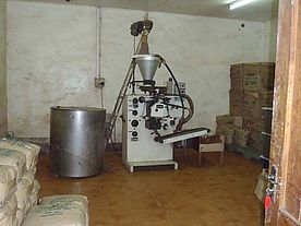 Foto einer Tee-Plantage auf Mahe und Packmaschine für Tee - Seycellen