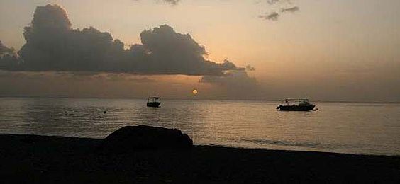 Foto: Sonnenuntergang an der Westküste von Dominika.