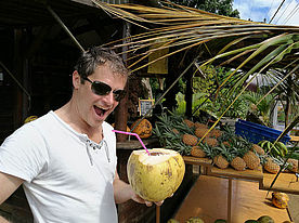 Thomas Lechler mit Kokosnuss auf Mauritius