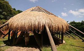 Foto: Nachbau einer Kariben Indianer Hütte auf Dominika.