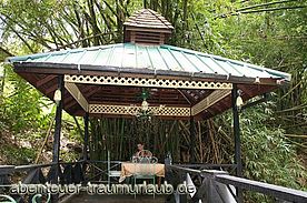Foto: Pagoda im Arnos vale Waterwheel Park - Tobago.