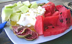 Griechisches Frühstück mit Wassermelone, Feigen, Joghurt und Honig in Kalamaki auf Kreta