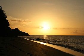 Foto: Traumhafter Sonnenuntergang auf Karibik Insel Martinique.