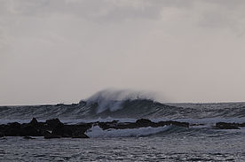 Foto: hohe Welle am Kapukahehu Beach (Dixie Maru).