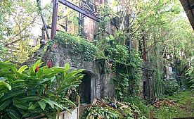 Fotos: Hotel La Sucerrie du Comte mit den verfallenen Gebäuden auf Guadeloupe..