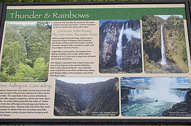 Foto: Hinweistafel am Akaka Wasserfall auf Big Island - Hawaii.
