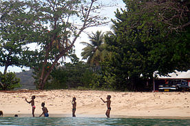 Foto: Spielende Kinder am Paradise Beach auf Carriacou.