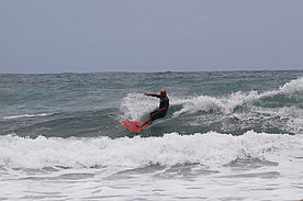 Foto: Surfer an der Halawa Bay.