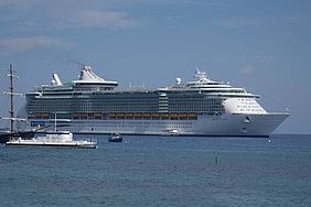 Foto der Die Liberty of the Seas vor Grand Cayman