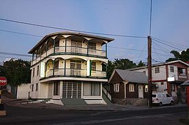 Foto: Typisches Haus in Roseau auf Dominika.