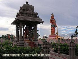 Foto: Statue vor dem Hindu Tempel bei Chaguanas.