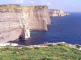 Foto: Die gigantischen Klippen auf Gozo im Westen der Insel.