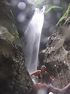 Foto: unter dem Wasserfall Georges de la Falaise