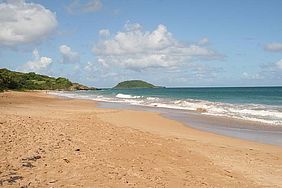 Foto: Der Badestrand Anse de Clugny auf Guadeloupe.